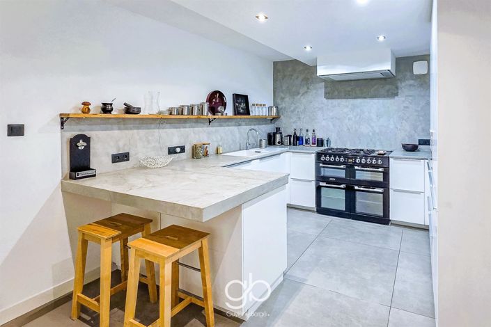 Image No.8-5 Bed House for sale