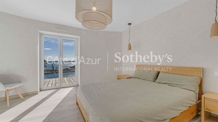 Image No.12-5 Bed Property for sale