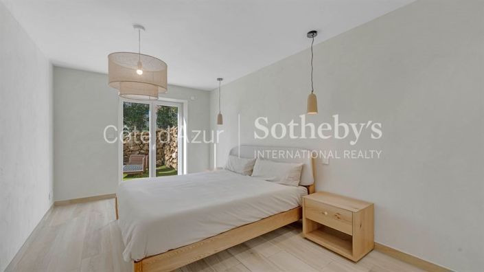 Image No.15-5 Bed Property for sale