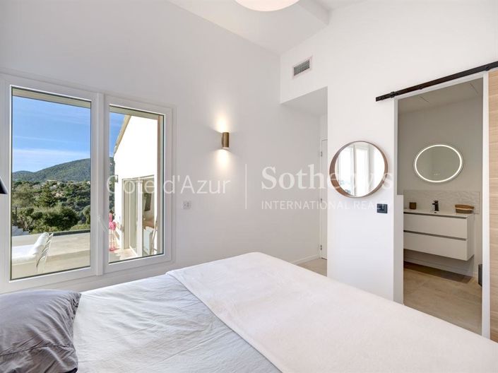 Image No.10-6 Bed Property for sale