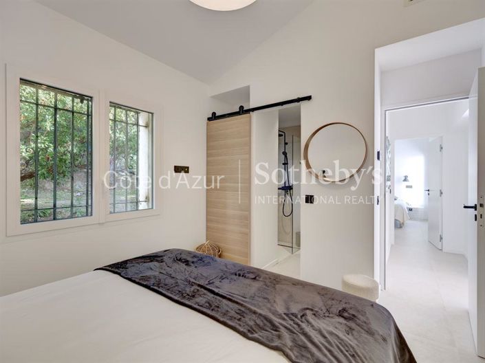 Image No.12-6 Bed Property for sale