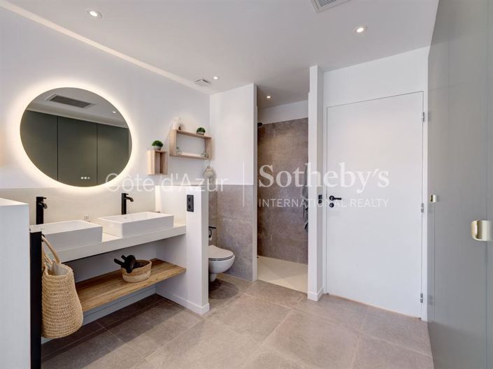 Image No.13-6 Bed Property for sale