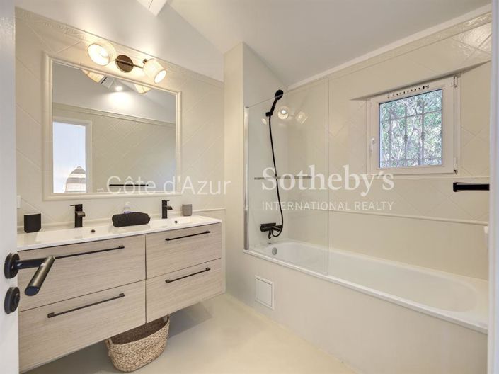 Image No.14-6 Bed Property for sale