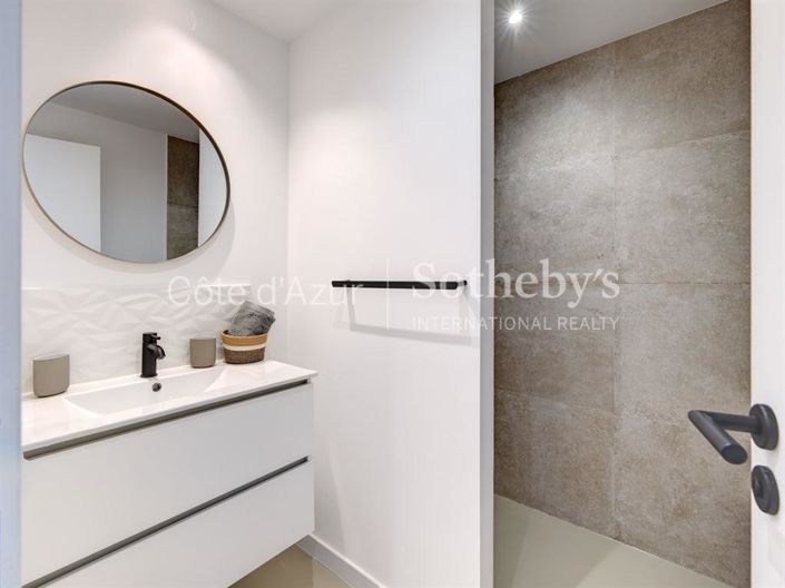 Image No.16-6 Bed Property for sale