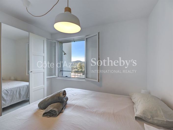 Image No.17-6 Bed Property for sale