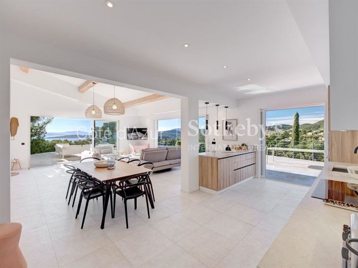 Image No.6-6 Bed Property for sale