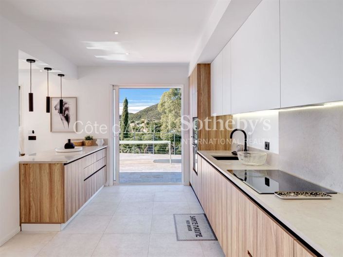 Image No.9-6 Bed Property for sale