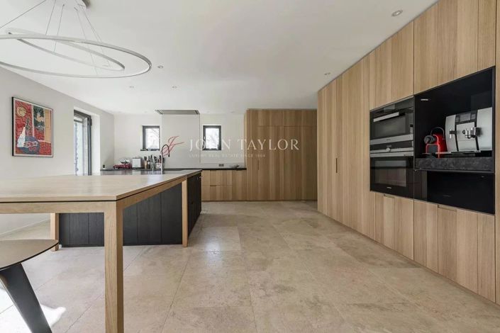 Image No.10-6 Bed House for sale