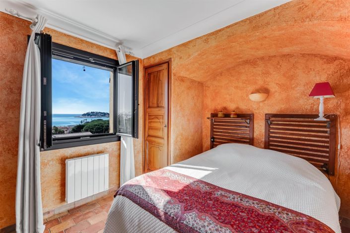Image No.25-4 Bed House for sale