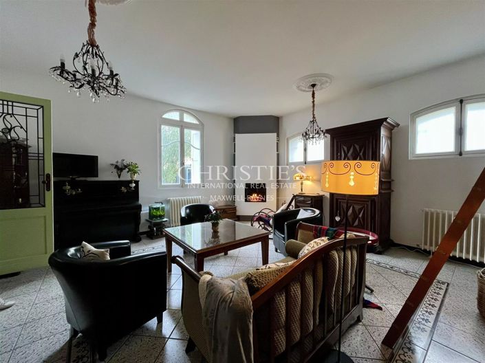 Image No.9-6 Bed House for sale