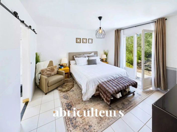 Image No.10-8 Bed House for sale