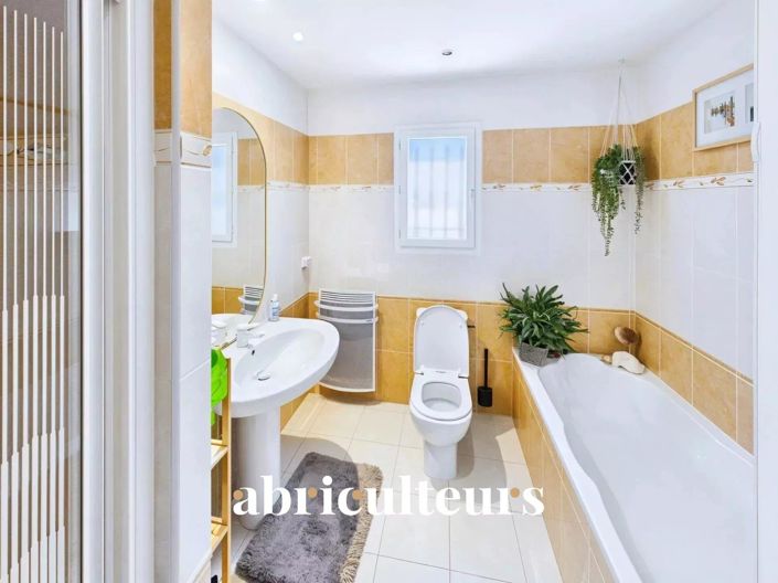 Image No.14-8 Bed House for sale