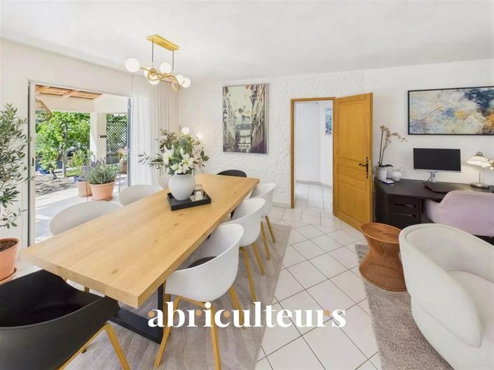 Image No.7-8 Bed House for sale