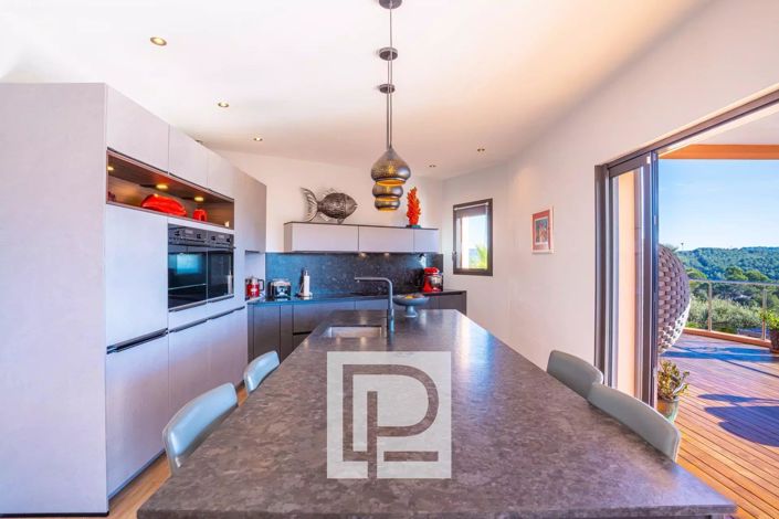 Image No.10-5 Bed House for sale