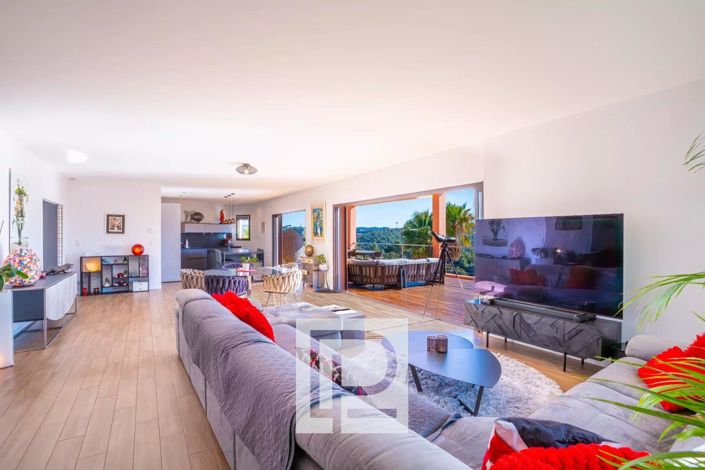 Image No.7-5 Bed House for sale