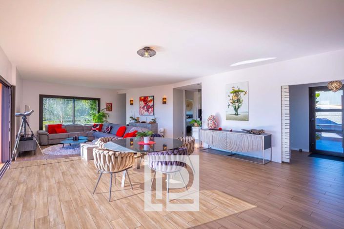 Image No.8-5 Bed House for sale