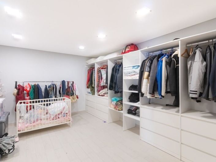 Image No.17-4 Bed House for sale