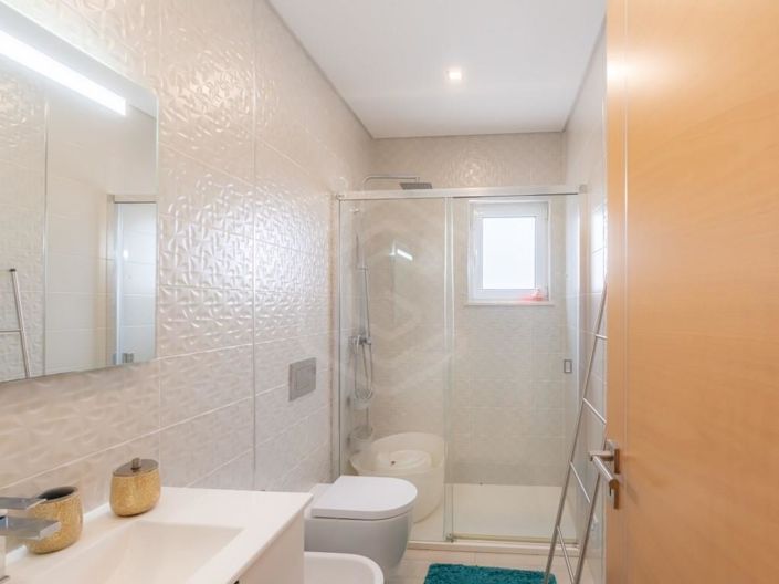 Image No.19-4 Bed House for sale