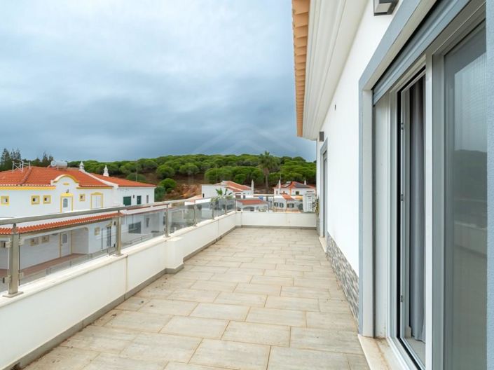 Image No.25-4 Bed House for sale