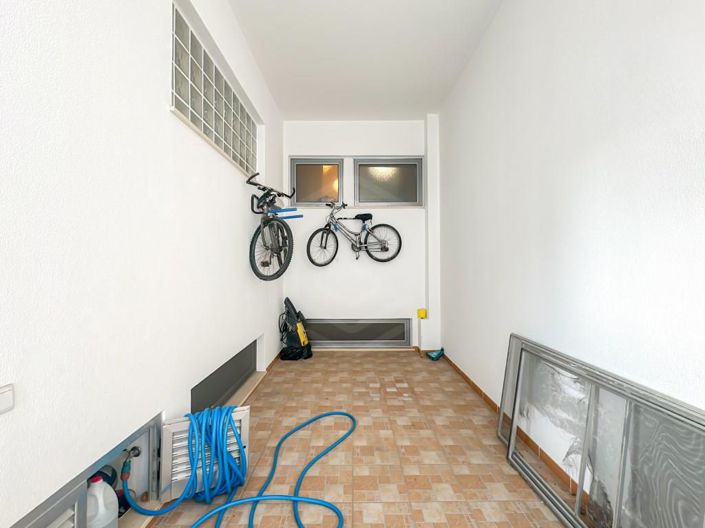 Image No.26-4 Bed House for sale