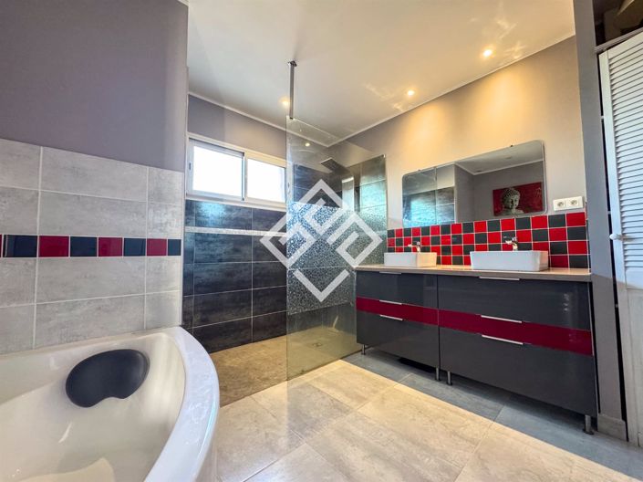 Image No.8-4 Bed House for sale