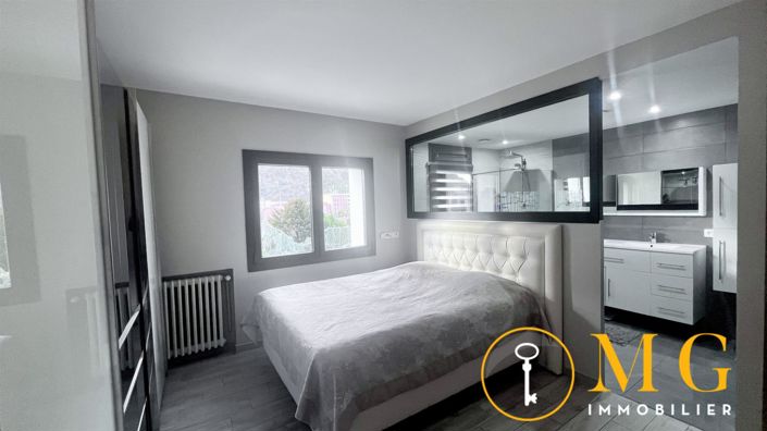 Image No.8-6 Bed House for sale