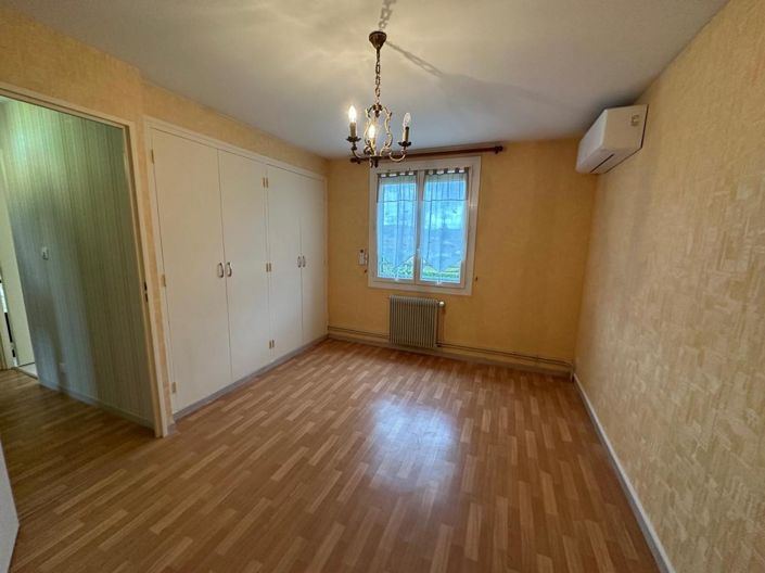 Image No.8-5 Bed House for sale