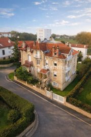 1 - Biarritz, House