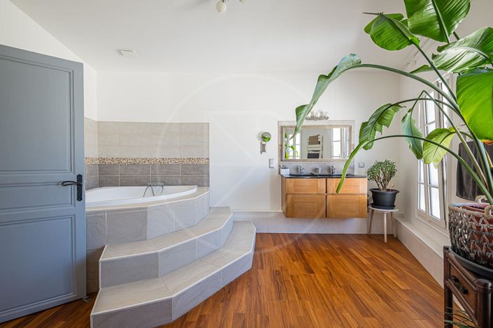 Image No.6-5 Bed House for sale