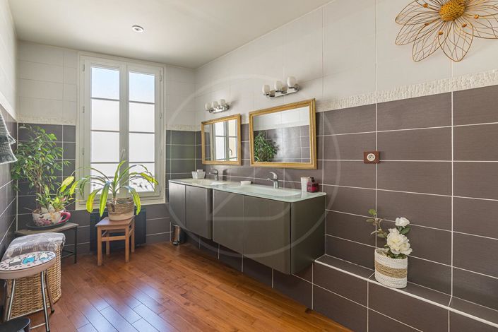 Image No.7-5 Bed House for sale