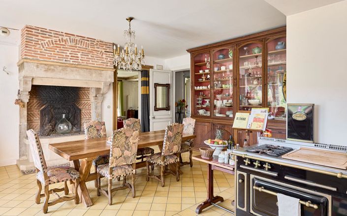 Image No.15-6 Bed Property for sale