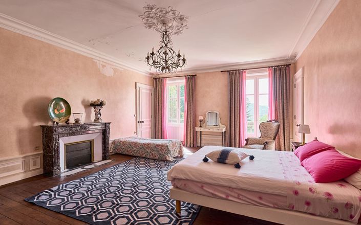 Image No.17-6 Bed Property for sale