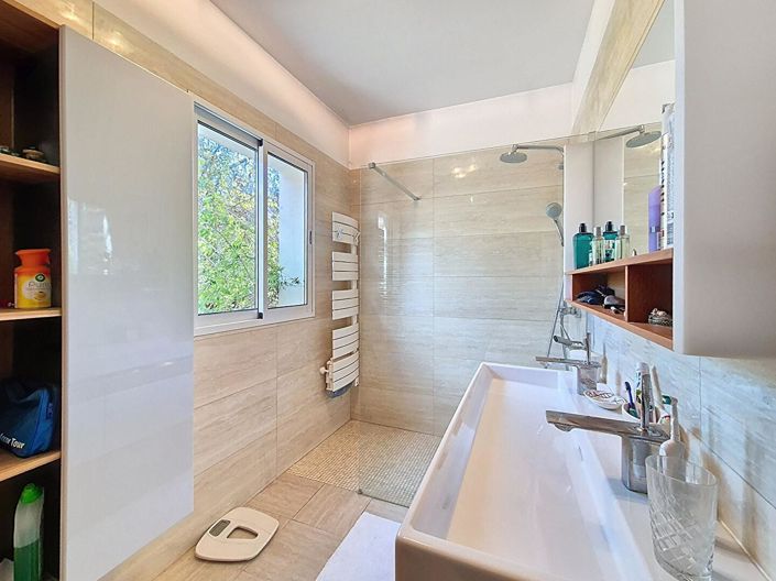 Image No.12-6 Bed Property for sale