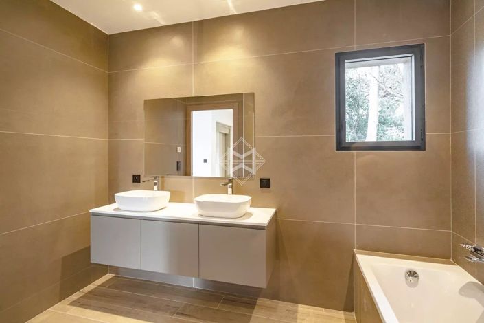 Image No.6-3 Bed House for sale