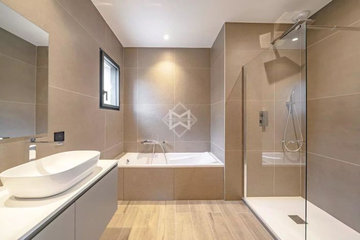 Image No.8-3 Bed House for sale