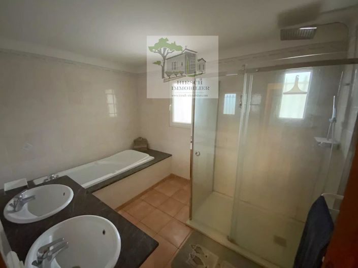 Image No.8-5 Bed House for sale