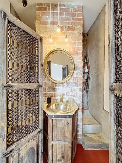 Image No.17-5 Bed Property for sale