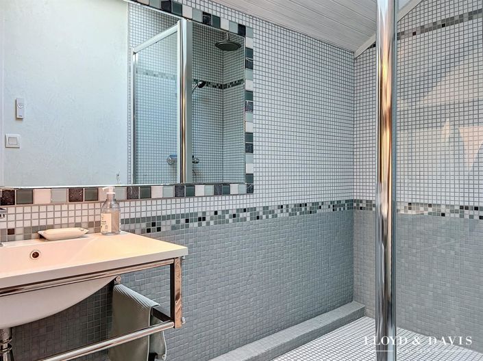 Image No.7-5 Bed House for sale