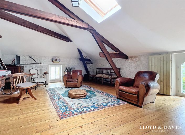 Image No.9-5 Bed House for sale