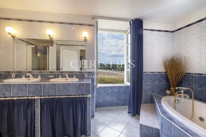 Image No.20-4 Bed House for sale