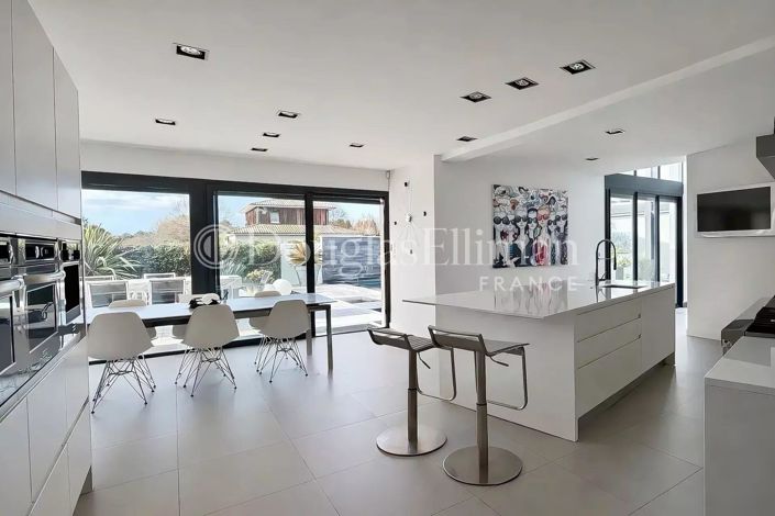 Image No.7-5 Bed House for sale