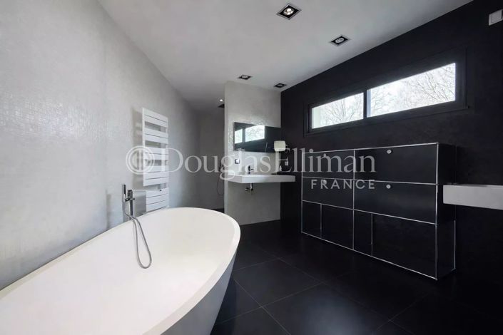 Image No.9-5 Bed House for sale