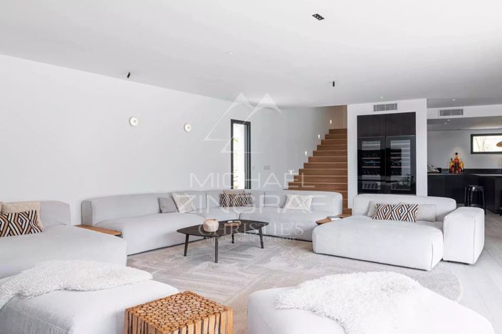 Image No.6-6 Bed House for sale