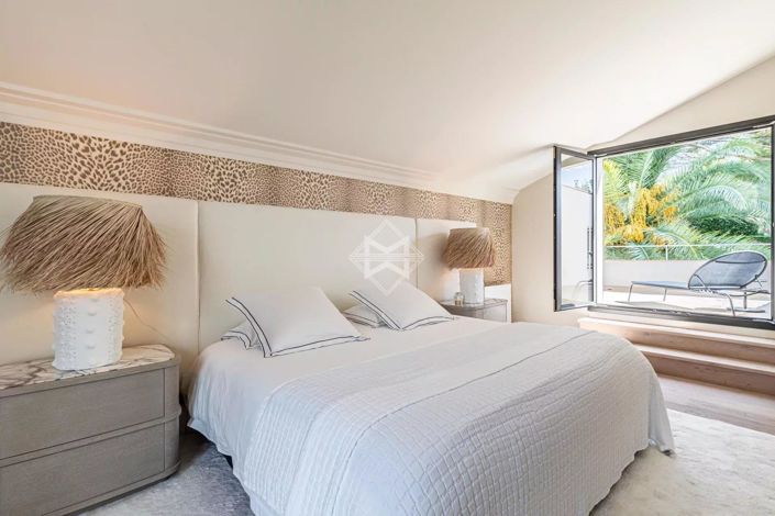 Image No.8-6 Bed House for sale