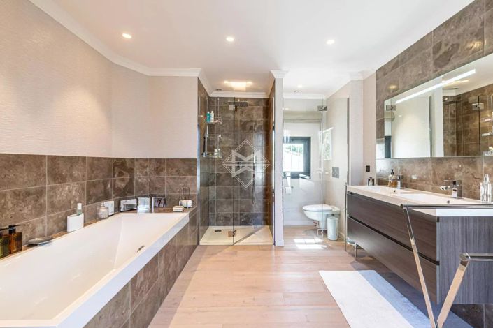 Image No.9-6 Bed House for sale