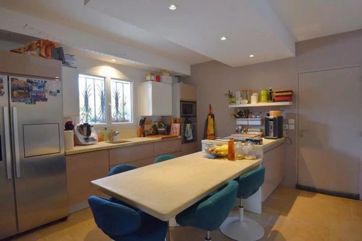 Image No.8-5 Bed House for sale