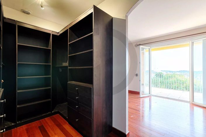 Image No.18-6 Bed House for sale