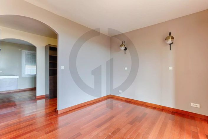 Image No.20-6 Bed House for sale