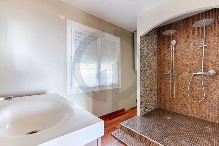 Image No.22-6 Bed House for sale