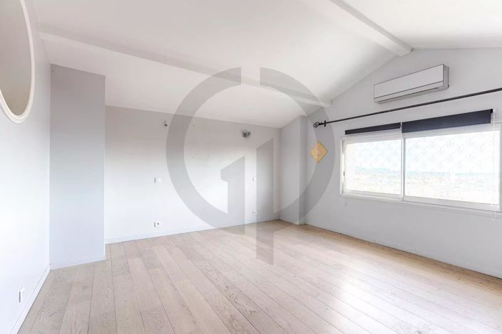 Image No.25-6 Bed House for sale